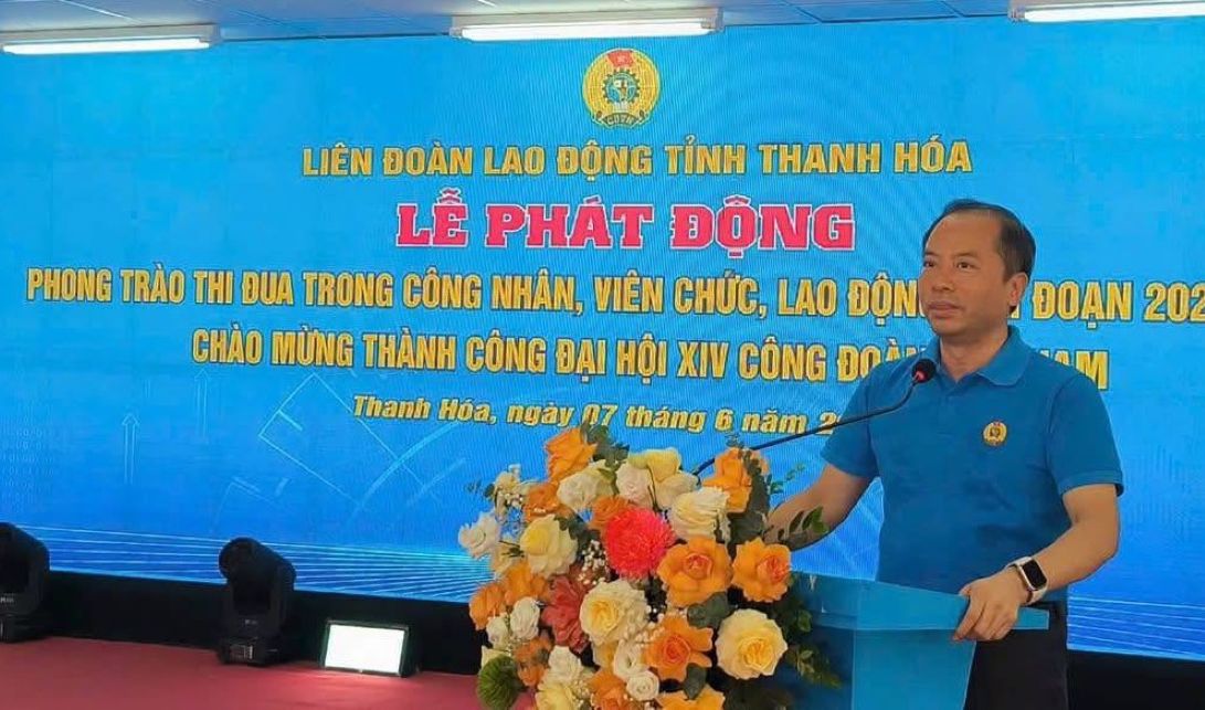 Dr. Luong Trong Thanh - Member of the Standing Committee of the Vietnam General Confederation of Labor, Member of the Provincial Party Committee Executive Committee, Chairman of Thanh Hoa Provincial Labor Federation launched an emulation movement to celebrate the success of the 14th Vietnam Trade Union Congress. Photo: Xuan Hung