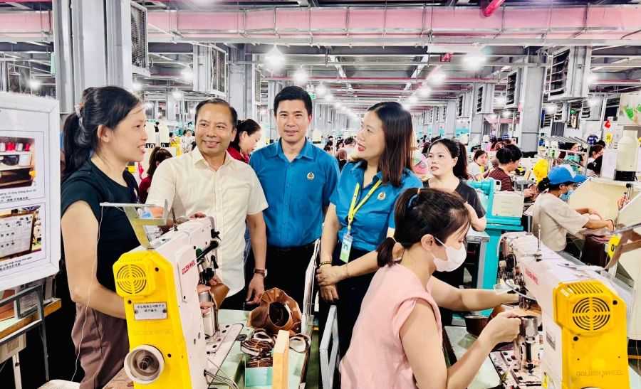Ông Lương Trọng Thành - Chủ tịch LĐLĐ tỉnh Thanh Hóa (thứ hai, trái sang) thăm hỏi công nhân lao động. Ảnh: Xuân Hùng