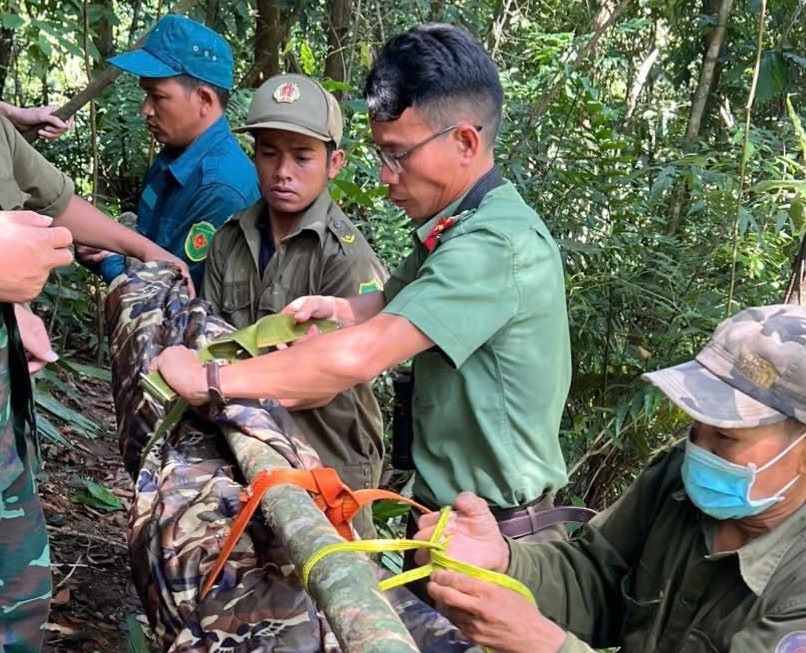 Đưa thi thể nạn nhân về bàn giao cho gia đình. Ảnh: Công an Quảng Ngãi