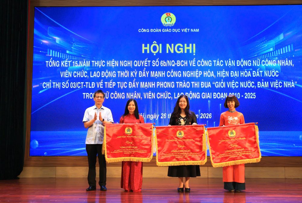 Ông Nguyễn Ngọc Ân - Chủ tịch Công đoàn Giáo dục Việt Nam tặng Cờ thi đua cho 3 tập thể có thành tích xuất sắc trong phong trào thi đua “Giỏi việc nước, Đảm việc nhà” giai đoạn 2021-2025. Ảnh: Quỳnh Chi