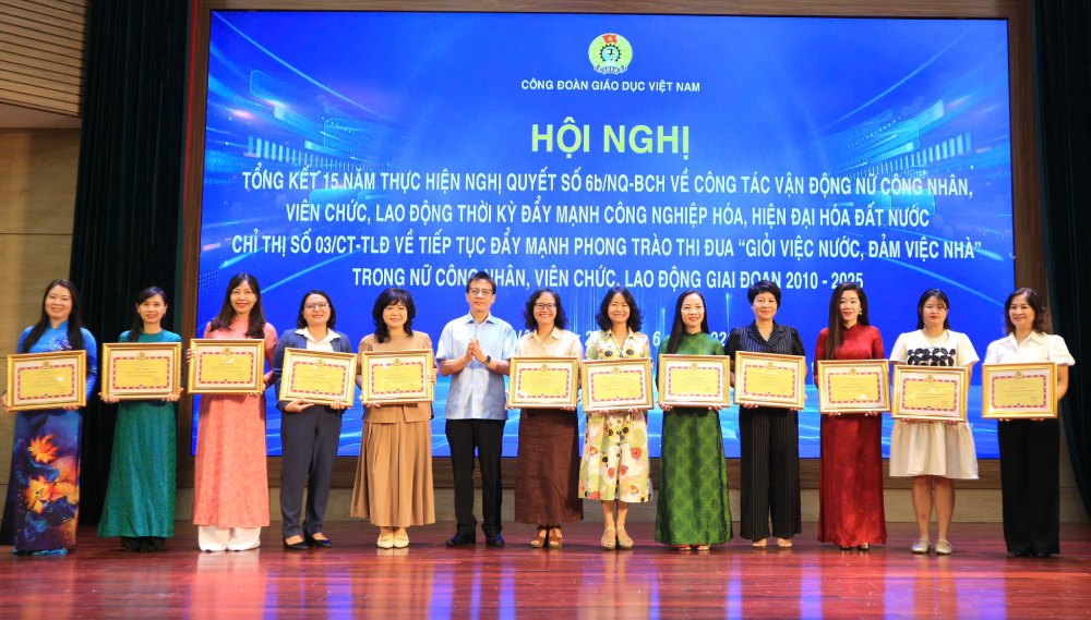Mr. Nguyen Ngoc An - Chairman of the Vietnam Education Union awarded Certificates of Merit to female officials with outstanding achievements in the emulation movement "Good at work, good at home" in the 2021-2025 period. Photo: Quynh Chi