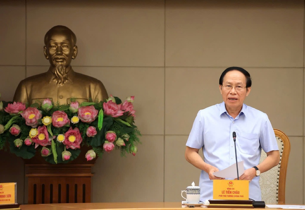 Member of the Party Central Committee, Deputy Prime Minister Le Tien Chau requested the Ministry of Education and Training to study establishing a hotline to receive feedback on overcharging, forcing extra classes, and disguised tutoring. Photo: VGP