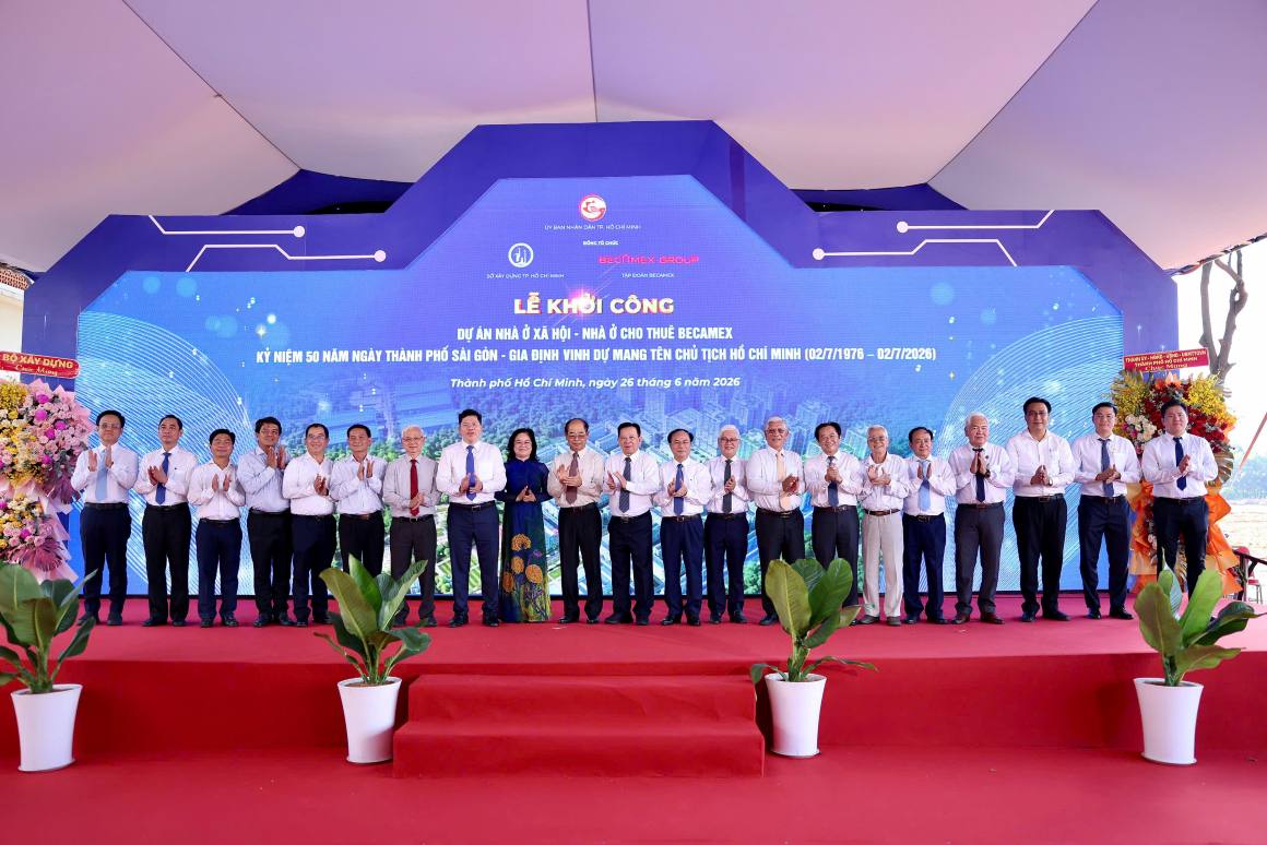 Đại biểu chụp hình lưu niệm tại lễ khởi công. Ảnh: Đình Trọng
