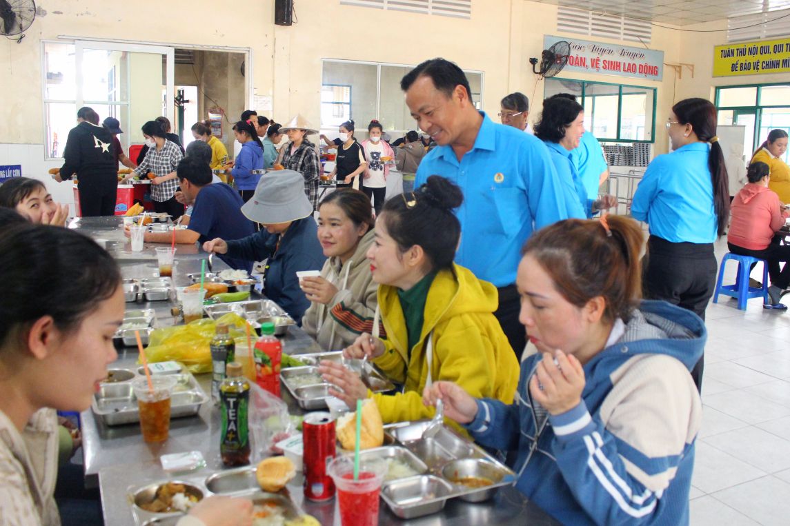 Bữa cơm Công đoàn tại Công ty CP Thủy sản Trường Giang. Ảnh: Thanh Mai