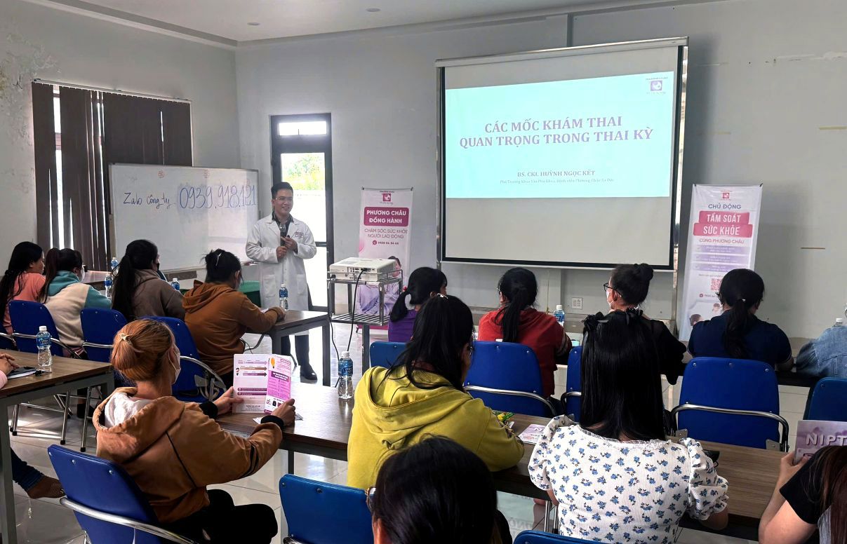 Một buổi sinh hoạt Câu lạc bộ bà bầu và nuôi con nhỏ. Ảnh: Thanh Mai