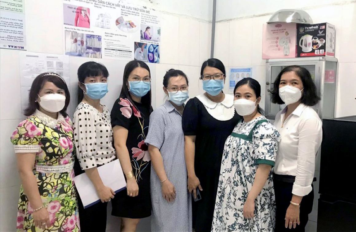Phòng vắt, trữ sữa tại Công ty CP Thủy sản Trường Giang, chị Tô Ngọc Thảo (thứ 2 từ trái ảnh sang). Ảnh: Thanh Mai