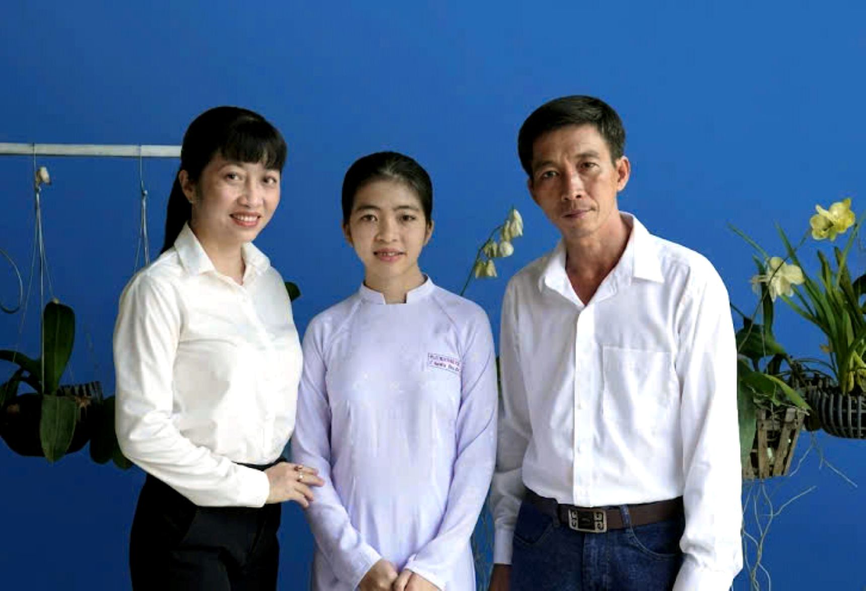 Cả 3 thành viên trong gia đình liên tiếp đón nhận nhiều phần thưởng vì thành tích học tập, làm việc chất lượng, hiệu quả. Ảnh: NVCC