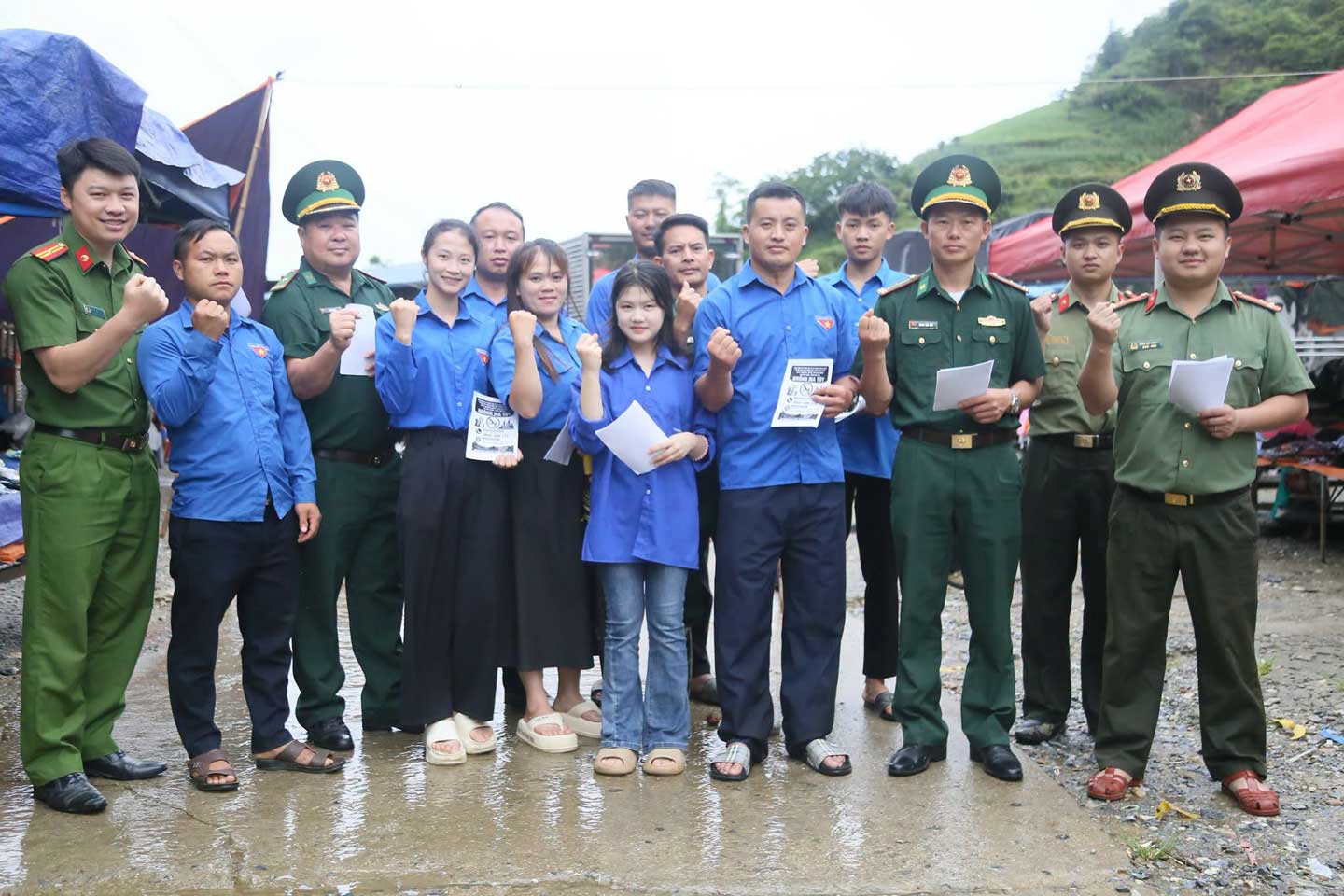 Đoàn Thanh niên, Công an và Bộ đội Biên phòng phối hợp lan tỏa thông điệp phòng, chống ma túy tại chợ Tả Gia Khâu. Ảnh: 