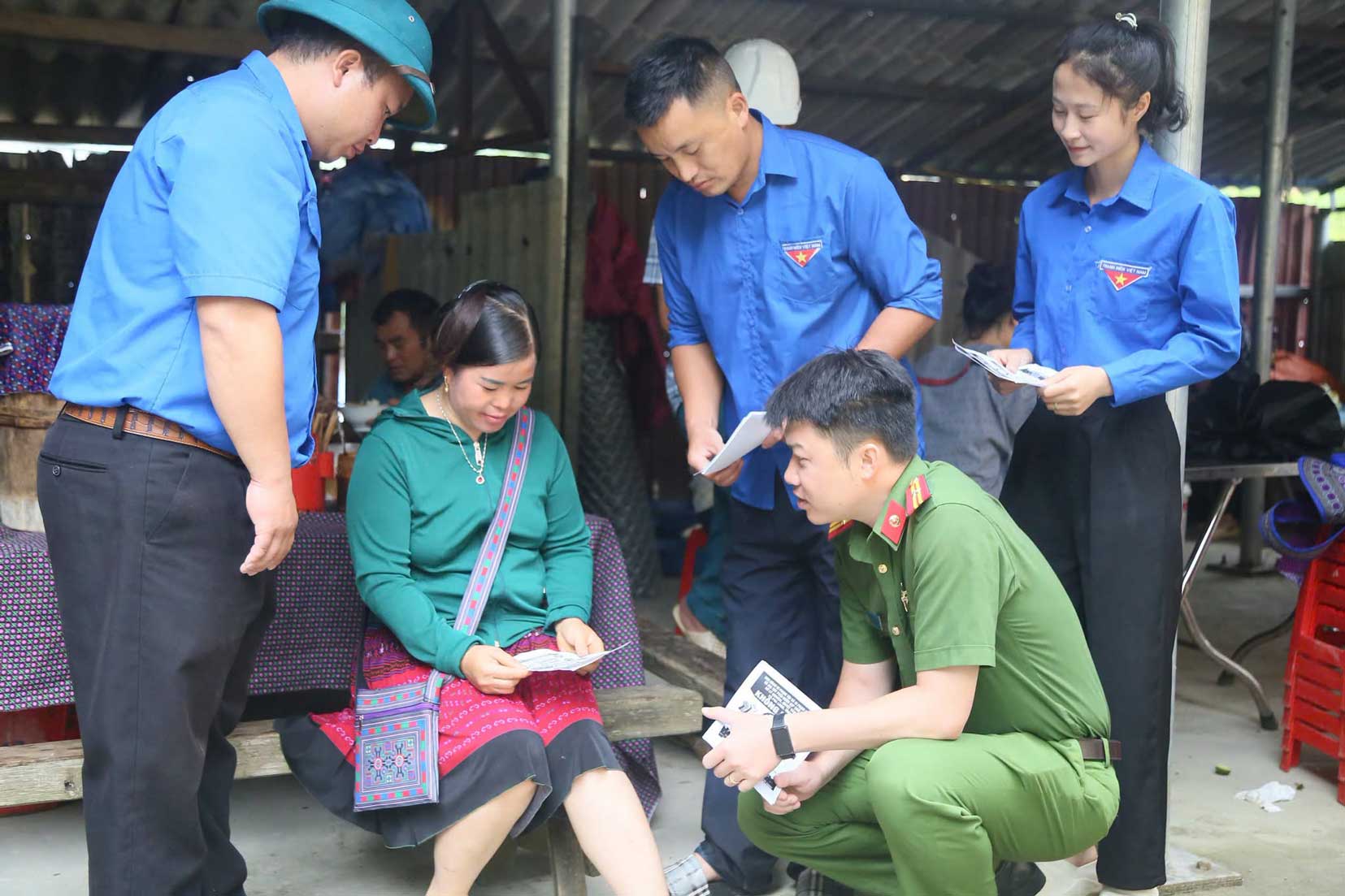 Youth union members, youth and police forces propagate the law on drug prevention and control to the people. Photo: Tuoi Tre, Pha Long commune