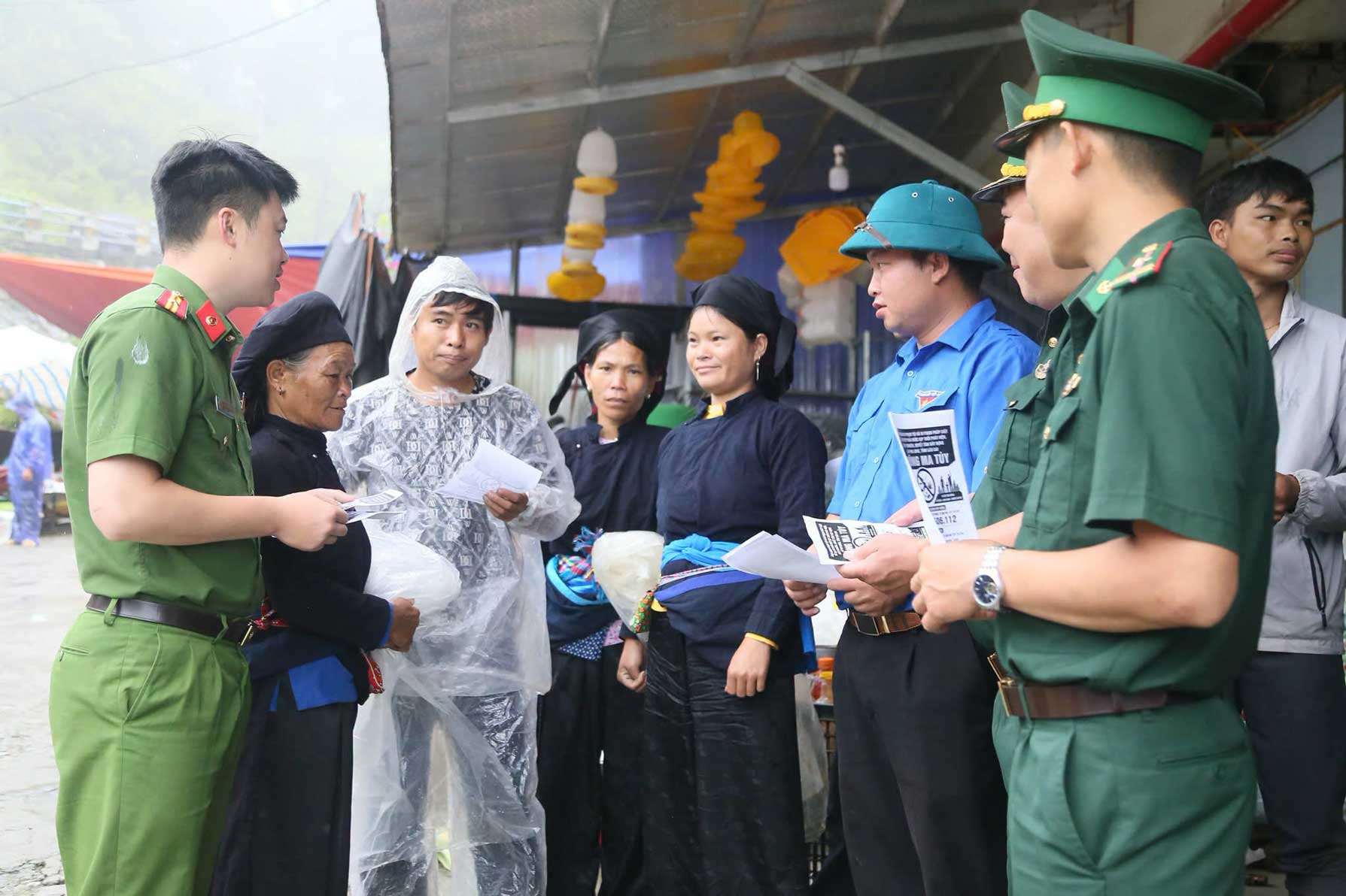 Lực lượng đoàn viên, Công an và Bộ đội Biên phòng trực tiếp tuyên truyền, vận động người dân chung tay phòng, chống ma túy.