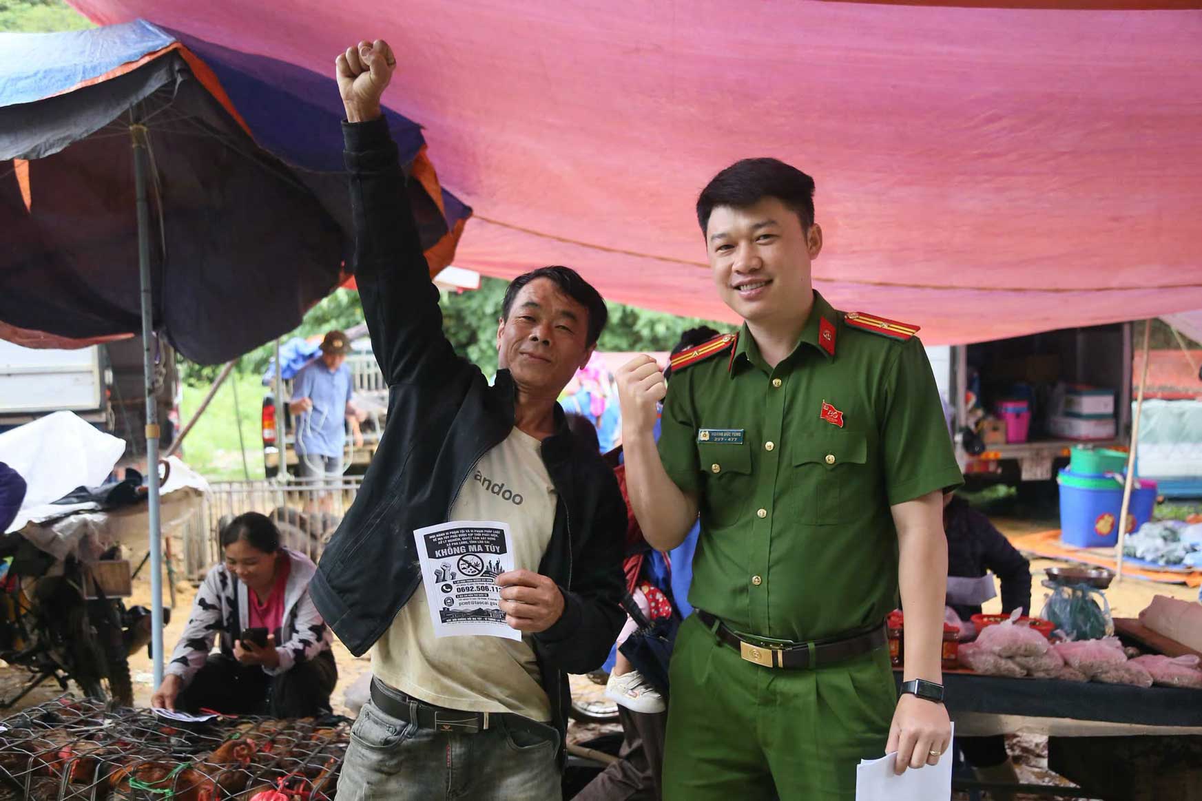 Người dân chợ Tả Gia Khâu hưởng ứng thông điệp “Nói không với ma túy” cùng lực lượng Công an xã Pha Long. 