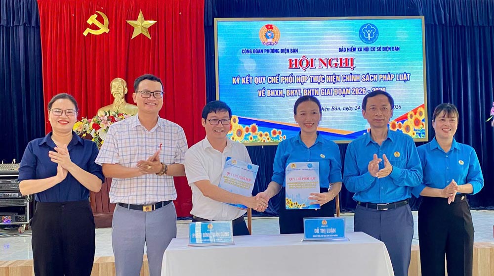 Dien Ban Ward Trade Union coordinates with Dien Ban Grassroots Social Insurance (BHXH) to organize a Conference to sign the Regulation on coordination in implementing policies and laws on social insurance, health insurance, and unemployment insurance for the period 2026 - 2030. Photo: Da Nang Trade Union