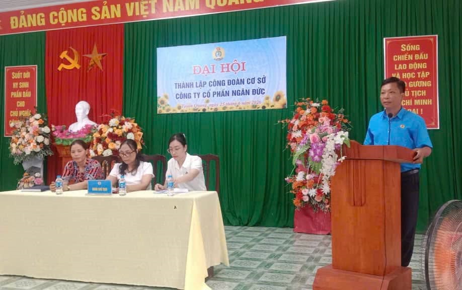 Lãnh đạo LĐLĐ tỉnh Tuyên Quang phát biểu tại Đại hội thành lập Công đoàn cơ sở Công ty Cổ phần Ngân Đức. Ảnh: LĐLĐ Tuyên Quang.