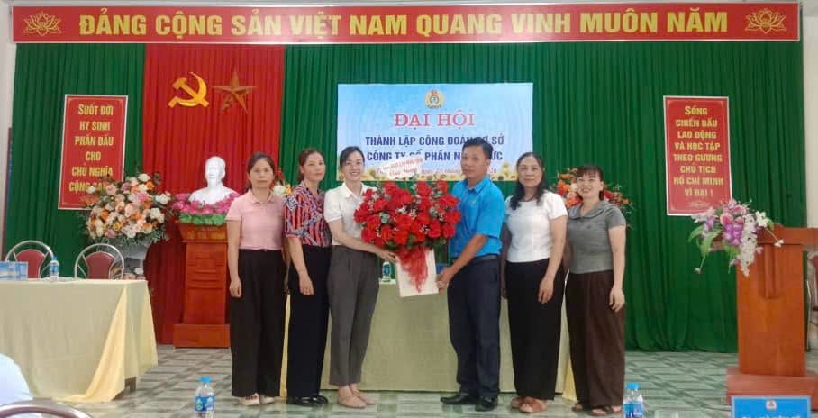 Leaders of Tuyen Quang Provincial Labor Federation congratulate the establishment of the grassroots Trade Union of Ngan Duc Joint Stock Company. Photo: Tuyen Quang Labor Federation