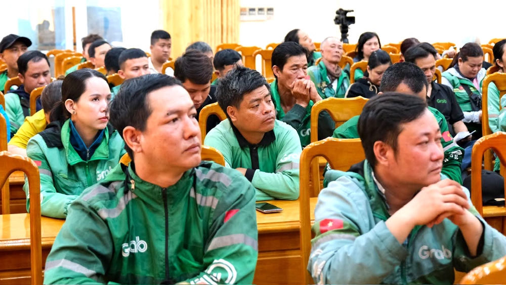 Các đoàn viên nghe tuyên truyền công tác an ninh trật tự nhằm nâng cao nhận thức, ý thức chấp hành pháp luật. Ảnh: Công đoàn Đà Nẵng