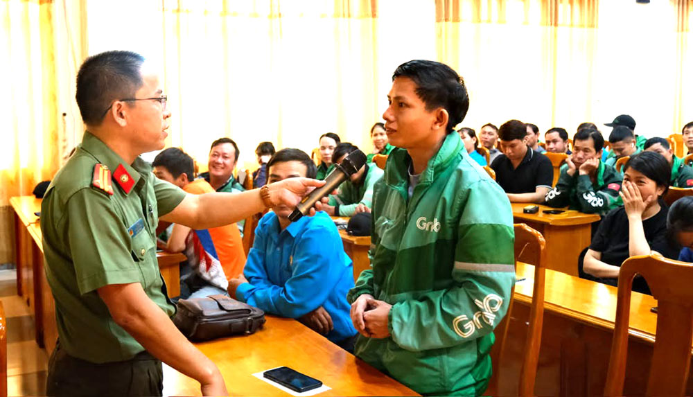 Đoàn viên được  hướng dẫn các biện pháp phòng ngừa, kỹ năng xử lý tình huống và nâng cao ý thức trách nhiệm của mỗi đoàn viên trong việc giữ gìn an ninh trật tự, an toàn xã hội. Ảnh: Công đoàn Đà Nẵng