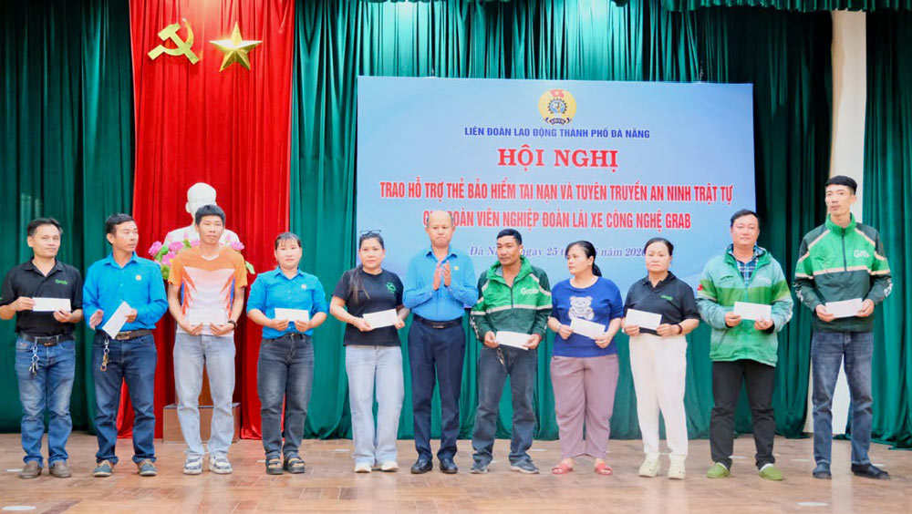 Da Nang City Labor Federation organizes a conference to award accident insurance and propagate security and order work to members of Grab Technology Drivers' Union. Photo: Da Nang Trade Union
