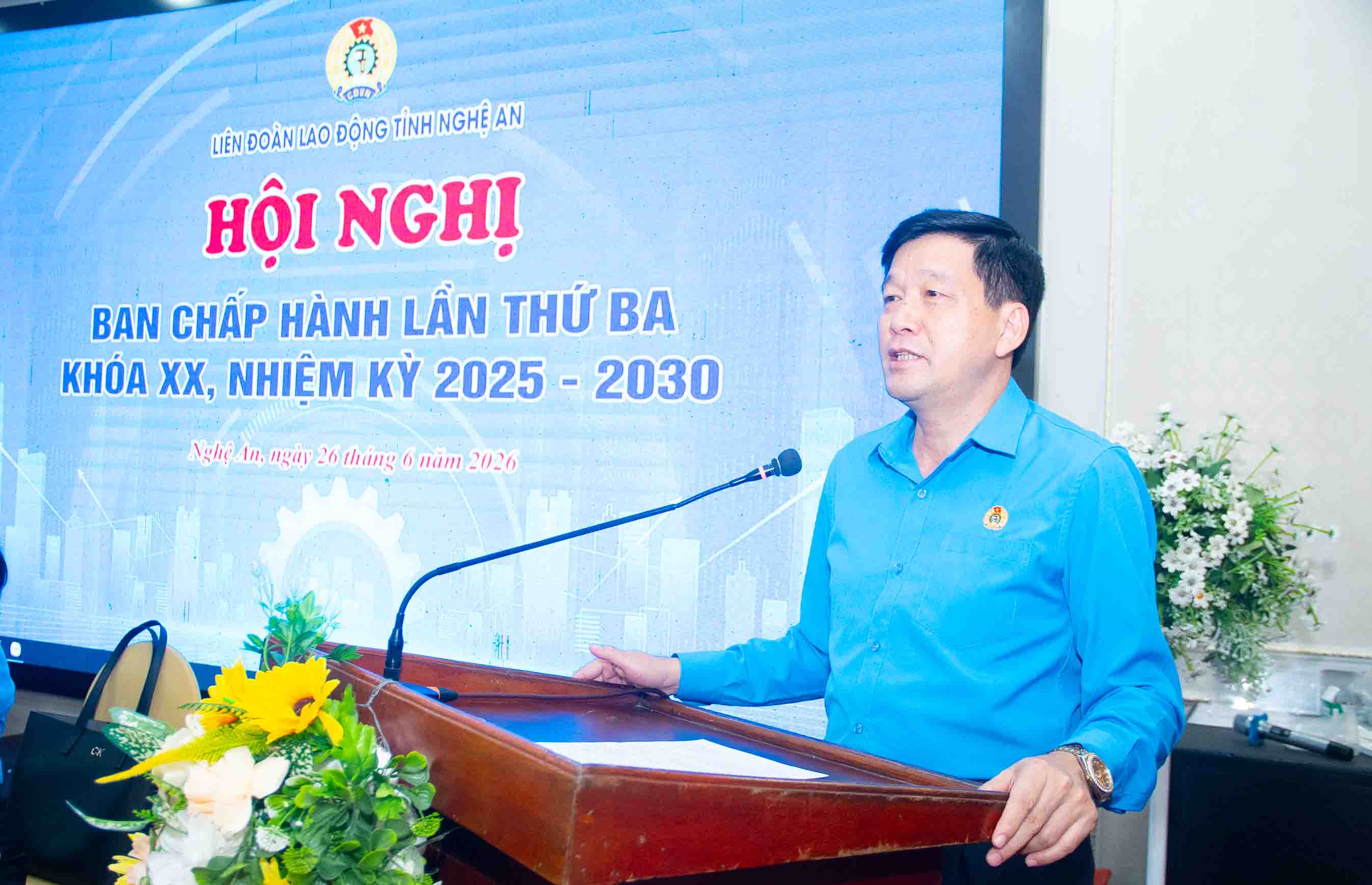 Chủ tịch Liên đoàn Lao động tỉnh Nghệ An Kha Văn Tám phát biểu tại hội nghị. Ảnh: Duy Chương
