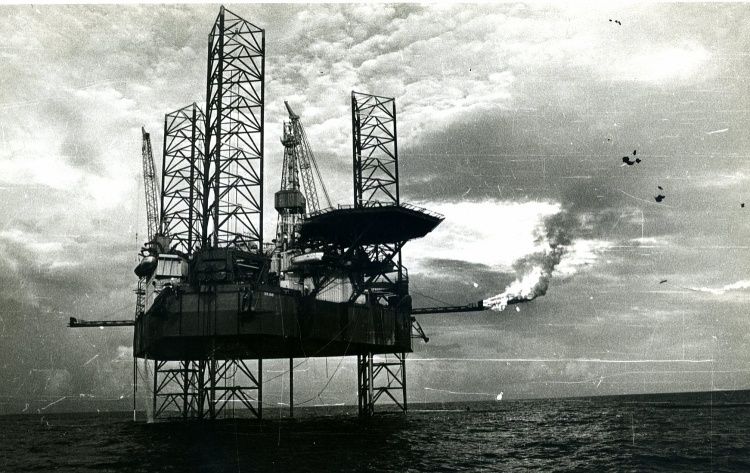 Thử vỉa dầu trong tầng móng mỏ Bạch Hổ. (Ảnh tư liệu- Petrovietnam)
