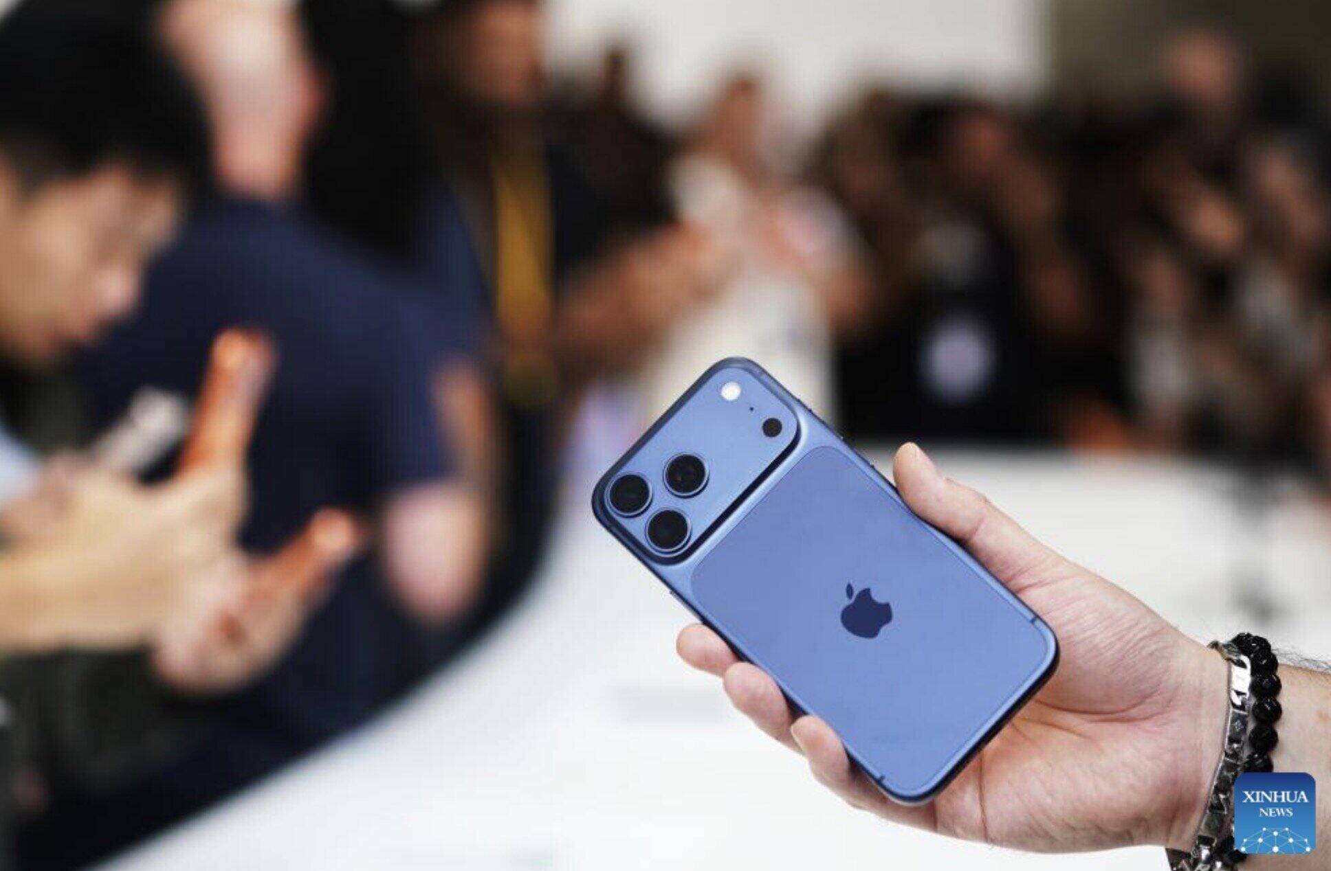 Users who want to buy iPhone 17 Pro Max are having the opportunity with many discount offers at the time the next generation iPhone is about to be launched. Photo: Xinhua