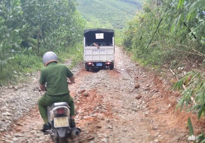 Llevar a dos hombres alcanzados por un rayo al centro de salud de la comuna. Foto: Policía de la comuna de Thanh Bong, Quang Ngai