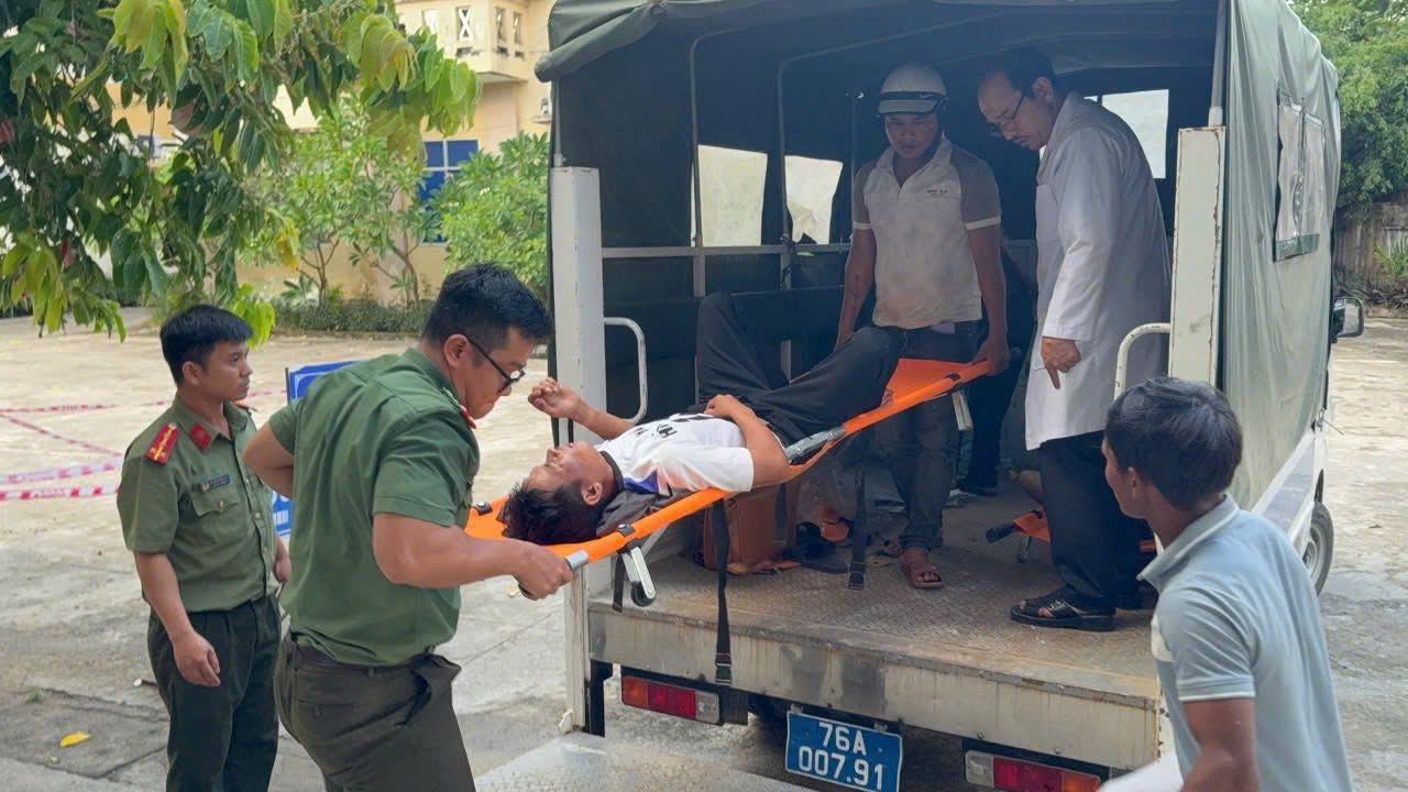 Đưa nạn nhân vào Trạm Y tế xã để cấp cứu. Ảnh: Công an xã Thanh Bồng, tỉnh Quảng Ngãi