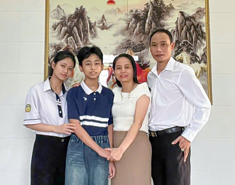 Hạnh phúc gia đình anh Lỹ được vun đắp từ sự sẻ chia, thấu hiểu và đồng hành trong cuộc sống. Ảnh: Bảo Thanh