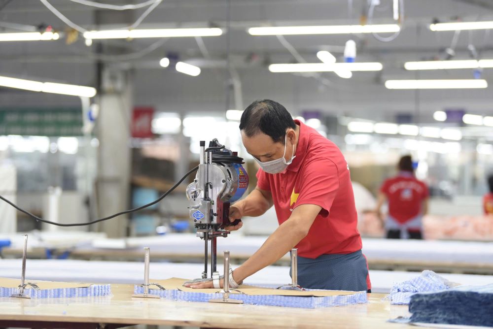 Anh Trương Văn Lỹ luôn tận tâm với nghề, sẵn sàng hướng dẫn, chia sẻ kinh nghiệm để nâng cao tay nghề cho đồng nghiệp. Ảnh: Bảo Thanh