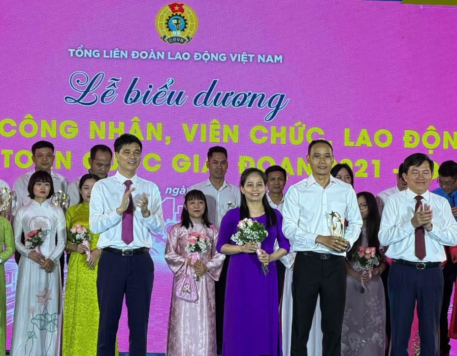 Dedicated to the profession, united in building a home, Mr. and Mrs. Truong Van Ly were honored at the Conference to commend typical families of workers, civil servants, and laborers nationwide in the period 2021 - 2026. Photo: Bao Thanh