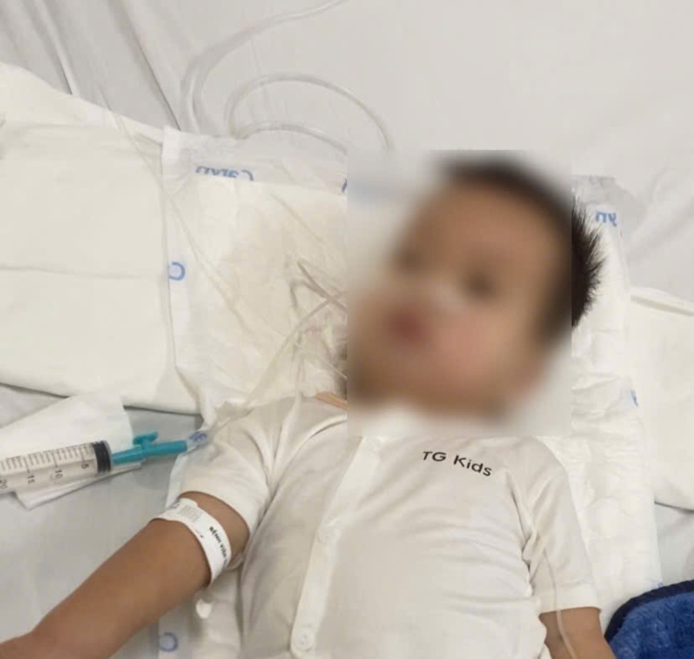 The unexpected accident has made the childhood of baby boy Nguyen Phan Duc Hieu associated with the hospital bed. Photo: Family provided