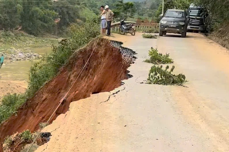 Landslide on provincial road 115, passing through Bo Sinh commune, Son La province, large tonnage vehicles cannot yet circulate. Photo: Lo Quang