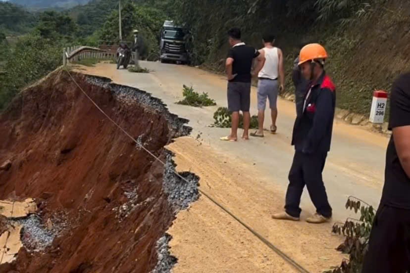 Sạt lở đường tỉnh 115, đoạn qua bản Pá Ngay, xã Bó Sinh, tỉnh Sơn La. Ảnh: Lò Quang