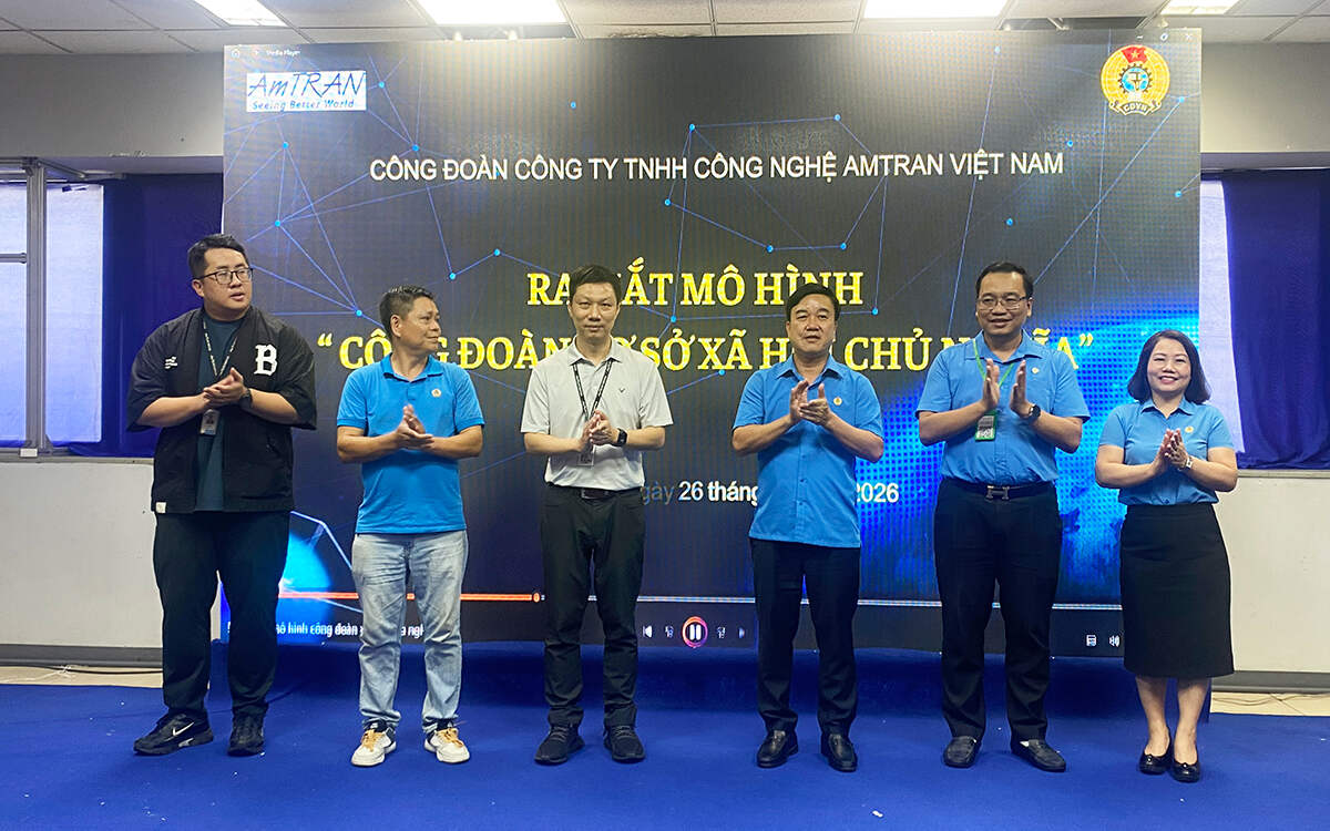 Delegates perform the launching ceremony of the "Socialist Grassroots Trade Union" model.