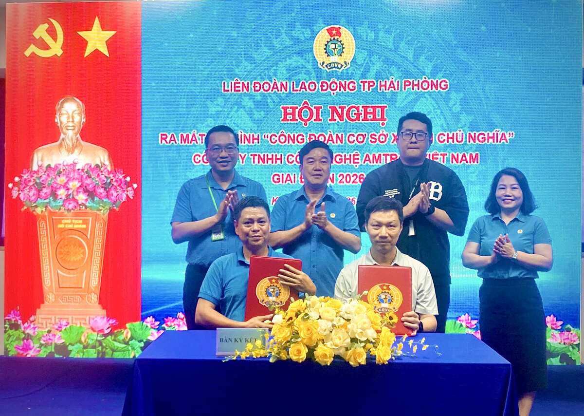 Đại diện Công ty TNHH Công nghệ Amtran Việt Nam và Ban Chấp hành Công đoàn ký cam kết thực hiện mô hình.