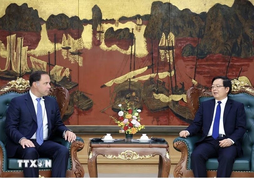 Member of the Party Central Committee, Deputy Prime Minister Ho Quoc Dung receives Mr. Jeff Place - Supply Chain Director of US Coherent Group. Photo: VNA