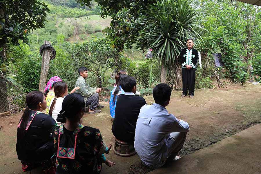 Trưởng dòng họ Giàng tại bản Pu Hao tuyên truyền đến con cháu các tác hại của ma túy. Ảnh: Công an Sơn La