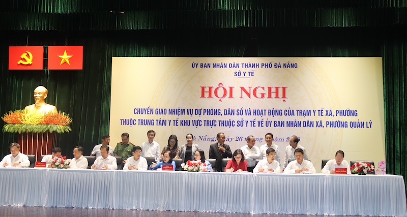 Hội nghị chuyển giao nhiệm vụ dự phòng, dân số và hoạt động của 93 trạm y tế xã, phường thuộc các trung tâm y tế khu vực về UBND xã, phường quản lý. Ảnh: Nguyễn Linh