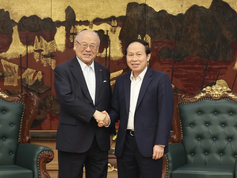 Member of the Party Central Committee, Deputy Prime Minister Le Tien Chau receives Mr. Takebe Tsutomu, Special Advisor to the Japan-Vietnam Parliamentary Friendship Alliance. Photo: VGP