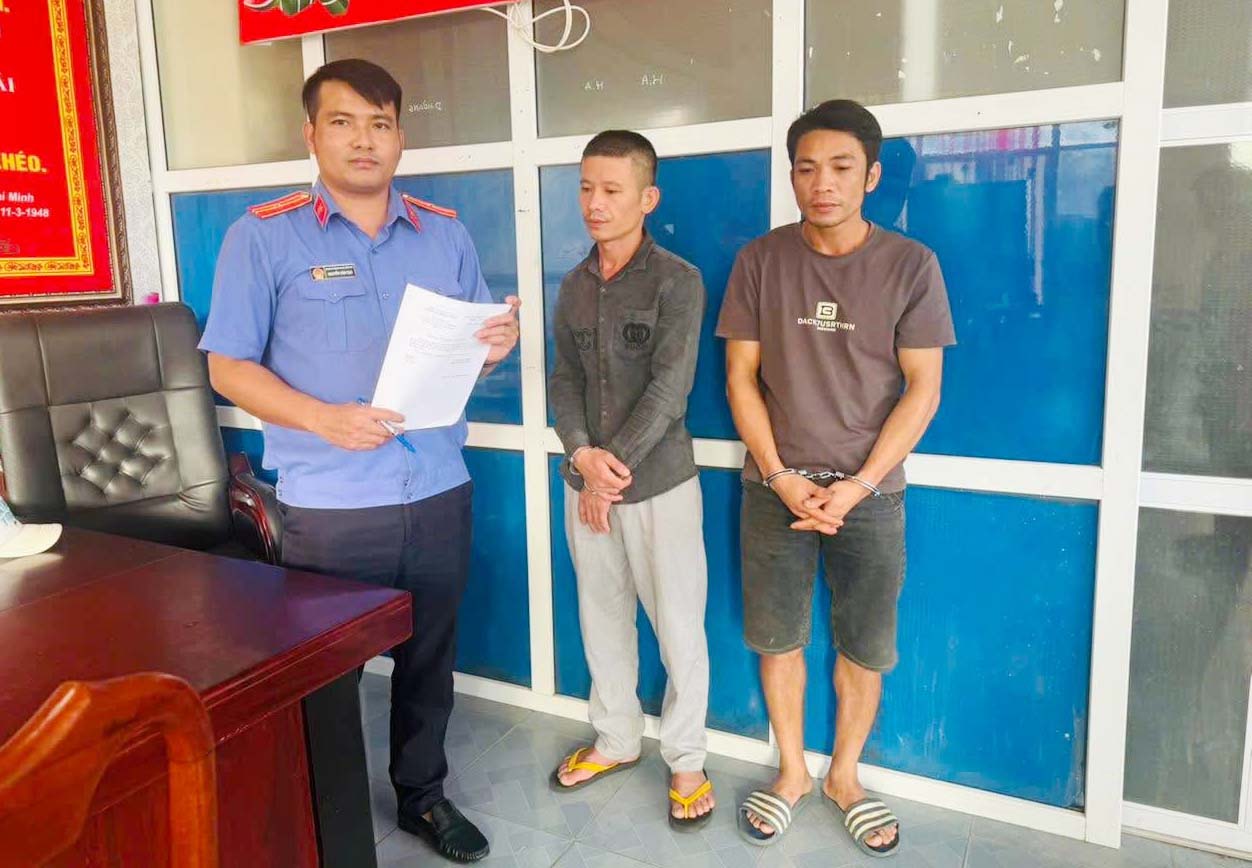 Los sujetos Nguyễn Đình Đức y Đồ Đình Nhàn fueron procesados y detenidos temporalmente por el delito de posesión ilegal de drogas. Foto: Nguyễn Tạo