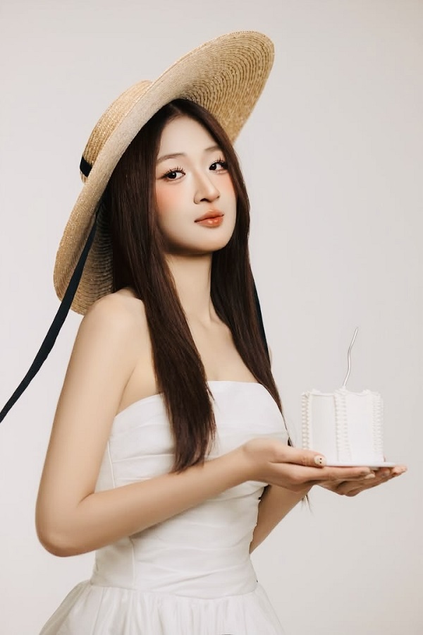 Hà Lê Khanh đã đưa bộ ảnh nghệ thuật cá nhân để chúc mừng sinh nhật cho mình. Ảnh: FBNV