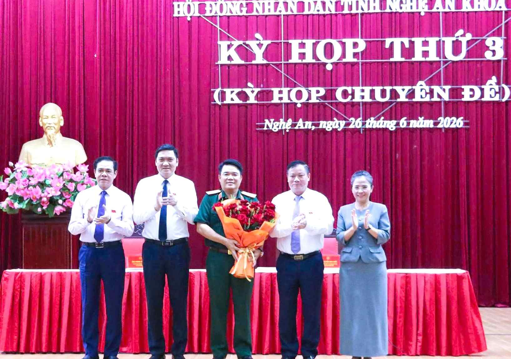 Leaders of Nghe An province present flowers to congratulate Major General Vu Van Tung - Member of the Provincial Party Committee Standing Committee, Commander of the Military Command of Nghe An province - for being elected as Member of the Provincial People's Committee for the term 2026 - 2031. Photo: Mai Hoa