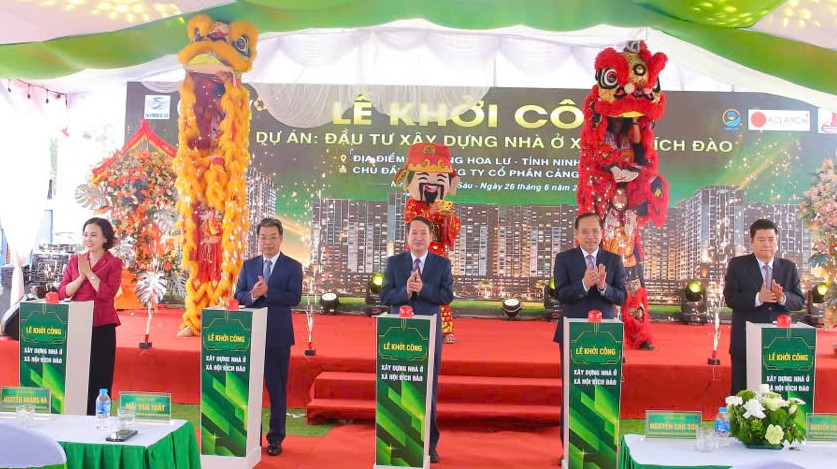 Delegates perform the button-pressing ceremony to start the Bich Dao social housing construction investment project in Hoa Lu ward, Ninh Binh province. Photo: Nguyen Truong