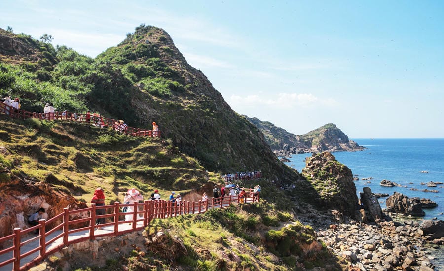 Les visiteurs visitent la zone touristique d'Eo Gio (quartier Quy Nhon Dong, Gia Lai) dans l'après-midi du 23 juin. Photo : Hoai Phuong