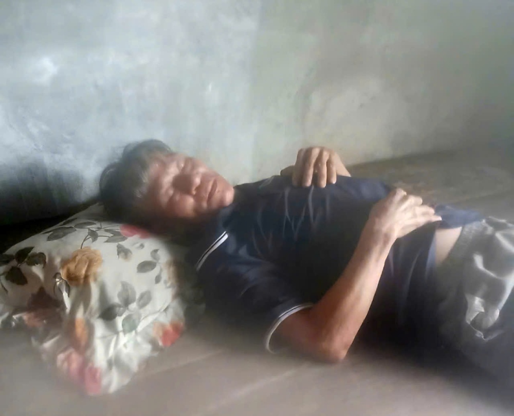 Mr. Tran Huu Lam's family is appealing for help because he faces the risk of losing both feet when he does not have money for surgery. Photo: Family provided