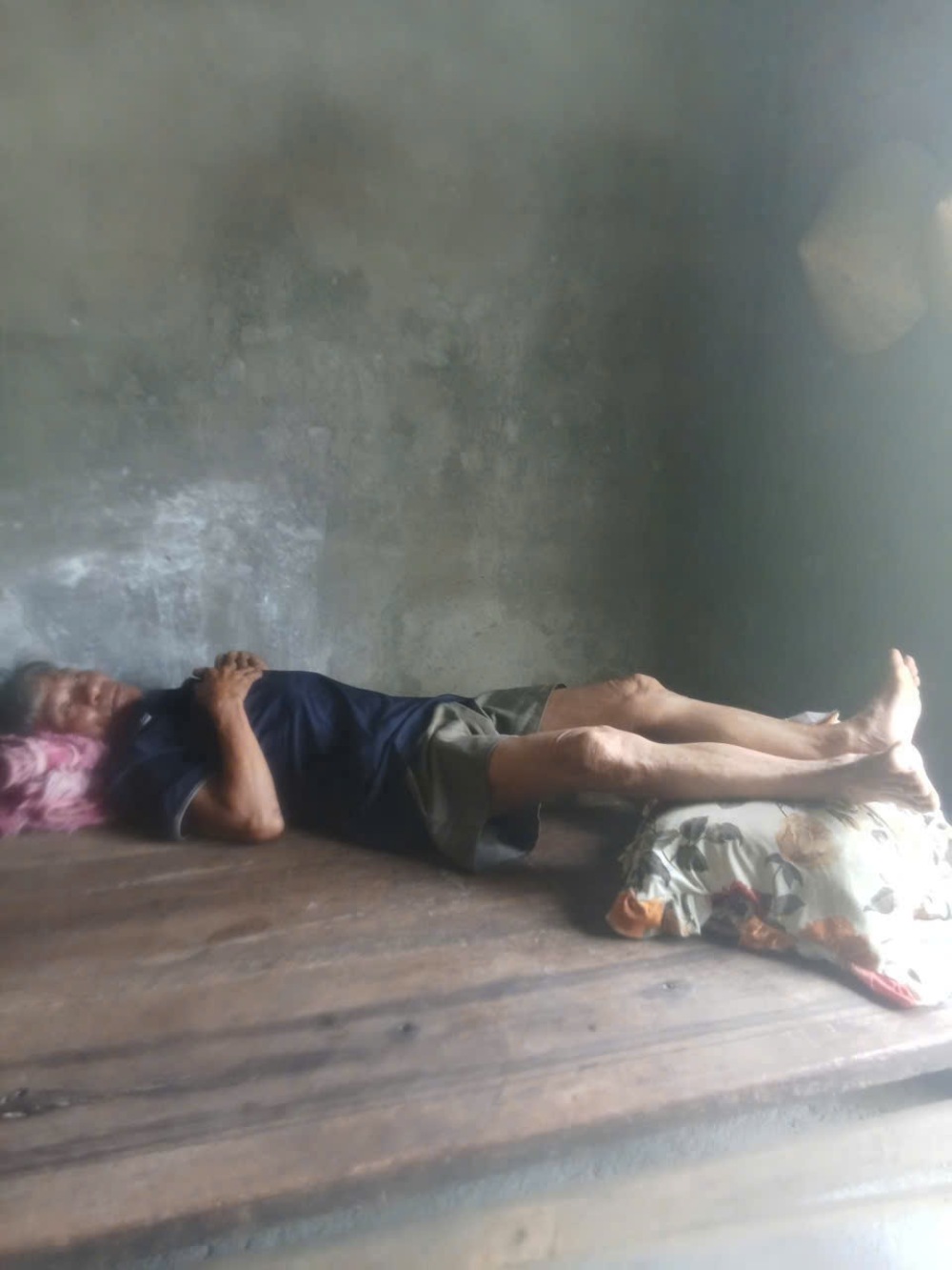 Việc đi lại của ông Lâm vô cùng khó khăn, mọi sinh hoạt đều phải nhờ người thân hỗ trợ. Ảnh: Gia đình cung cấp