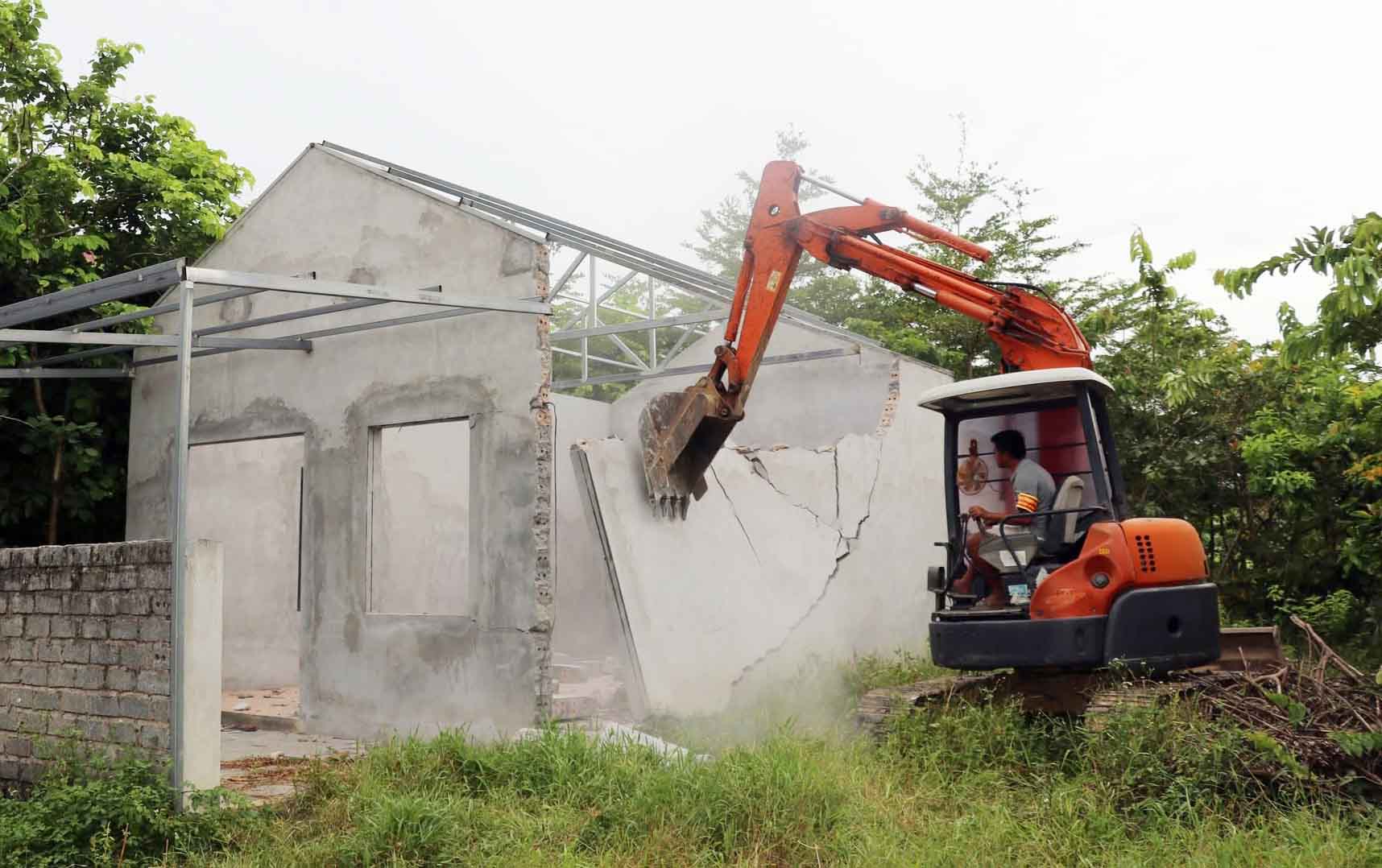 Tran Phu Commune People's Committee (Hanoi) organizes forced dismantling of illegal construction works on public land. Photo: Tran Phu Commune