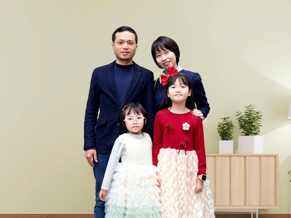 A happy family honored by the Trade Union organization is a valuable spiritual stepping stone to help Mr. Dung have more motivation to contribute. Photo: NVCC