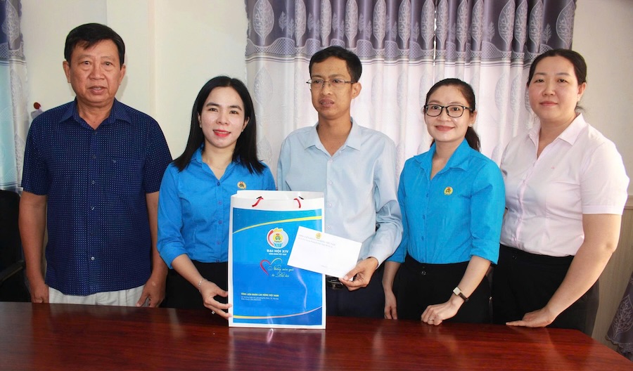 Đoàn công tác tặng quà cho đoàn viên, người lao động tại xã Cái Nước. Ảnh: Thiệu Vũ