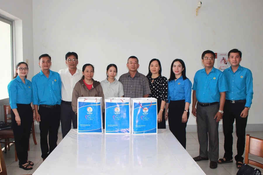 The working delegation of the Ca Mau Provincial Labor Federation presents gifts to union members and workers in Nam Can commune. Photo: Thieu Vu