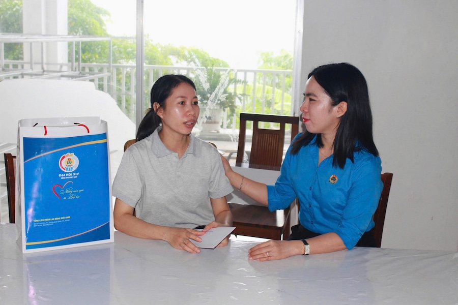 Bà Ngô Diễm Phúc - Phó Chủ tịch LĐLĐ tỉnh Cà Mau - thăm hỏi sức khỏe, động viên đoàn viên, người lao động. Ảnh: Thiệu Vũ